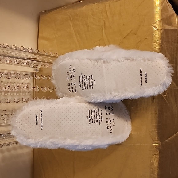 CHRISTMAS SLIPPERS - Picture 3 of 3